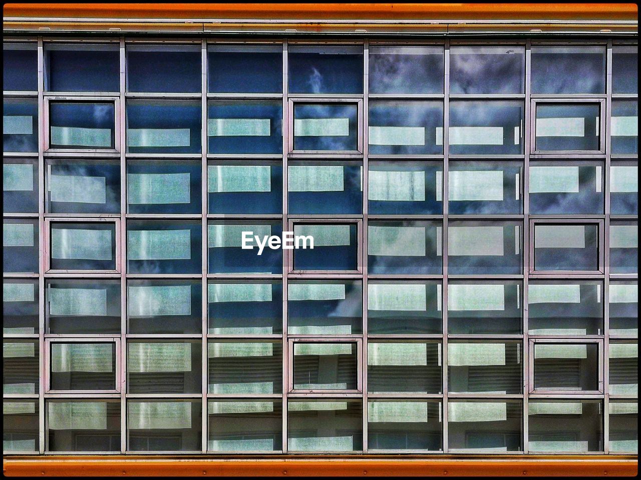 FULL FRAME SHOT OF GLASS BUILDING WITH WINDOWS