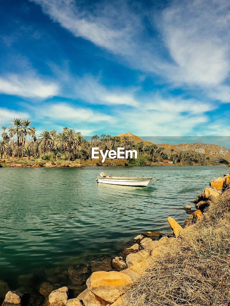 SCENIC VIEW OF SEA AND MOUNTAINS AGAINST SKY
