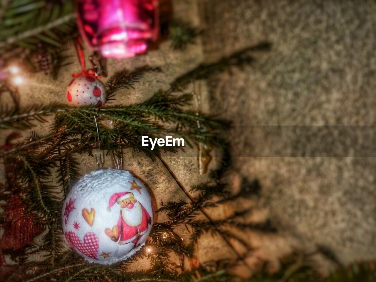 CLOSE-UP OF CHRISTMAS DECORATION ON TABLE