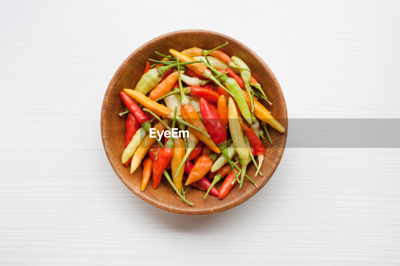 HIGH ANGLE VIEW OF VEGETABLES ON TABLE