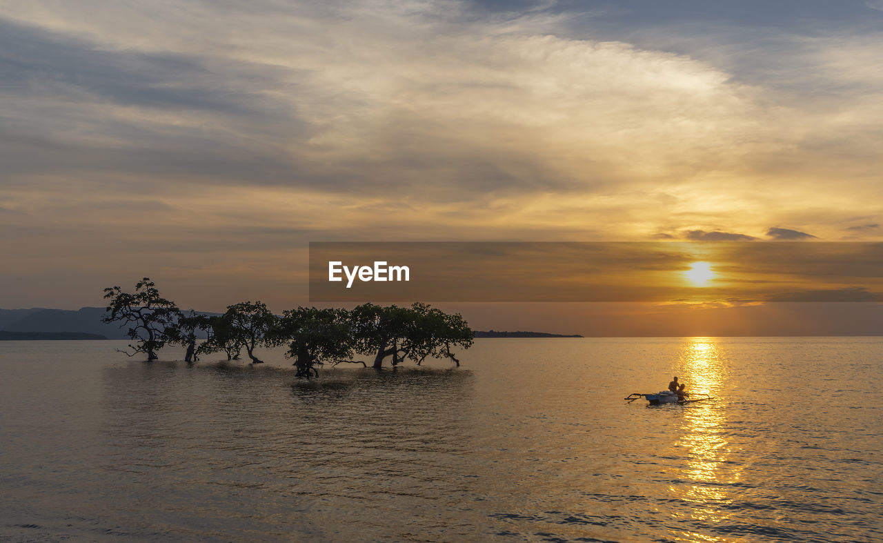 SCENIC VIEW OF SEA AGAINST ORANGE SKY