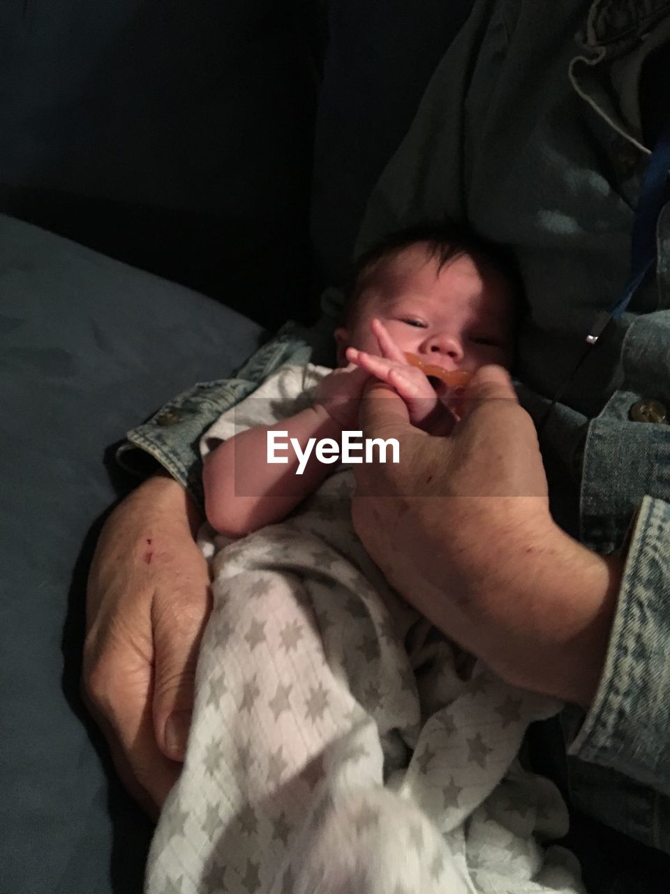 HIGH ANGLE VIEW OF BABY GIRL ON BED