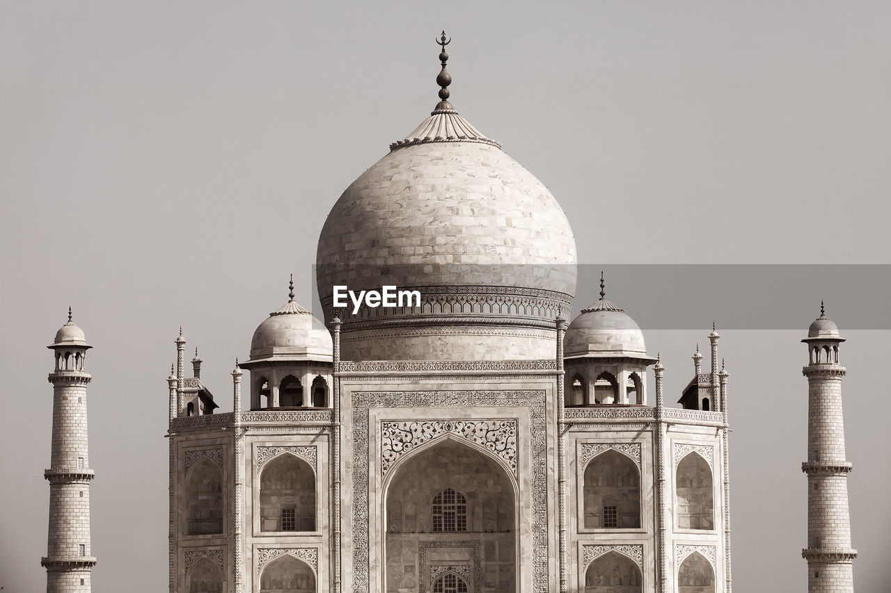 LOW ANGLE VIEW OF MONUMENT AGAINST CLEAR SKY