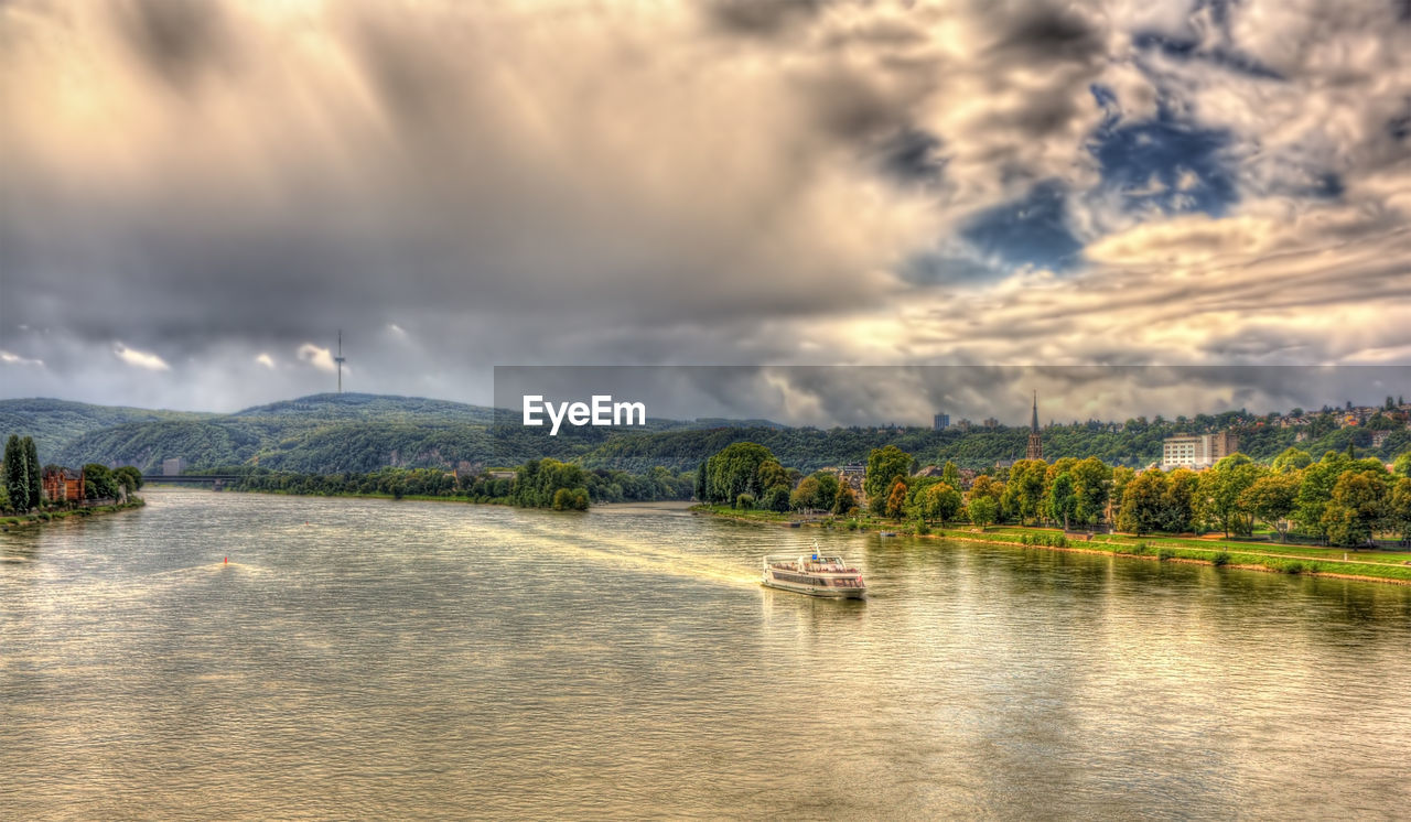 PANORAMIC SHOT OF LAKE AGAINST SKY