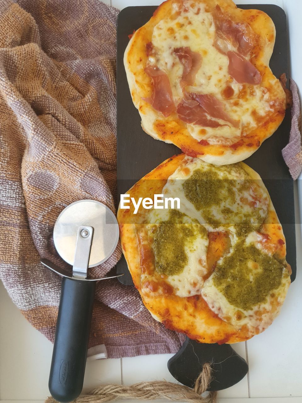 HIGH ANGLE VIEW OF BREAKFAST ON PLATE