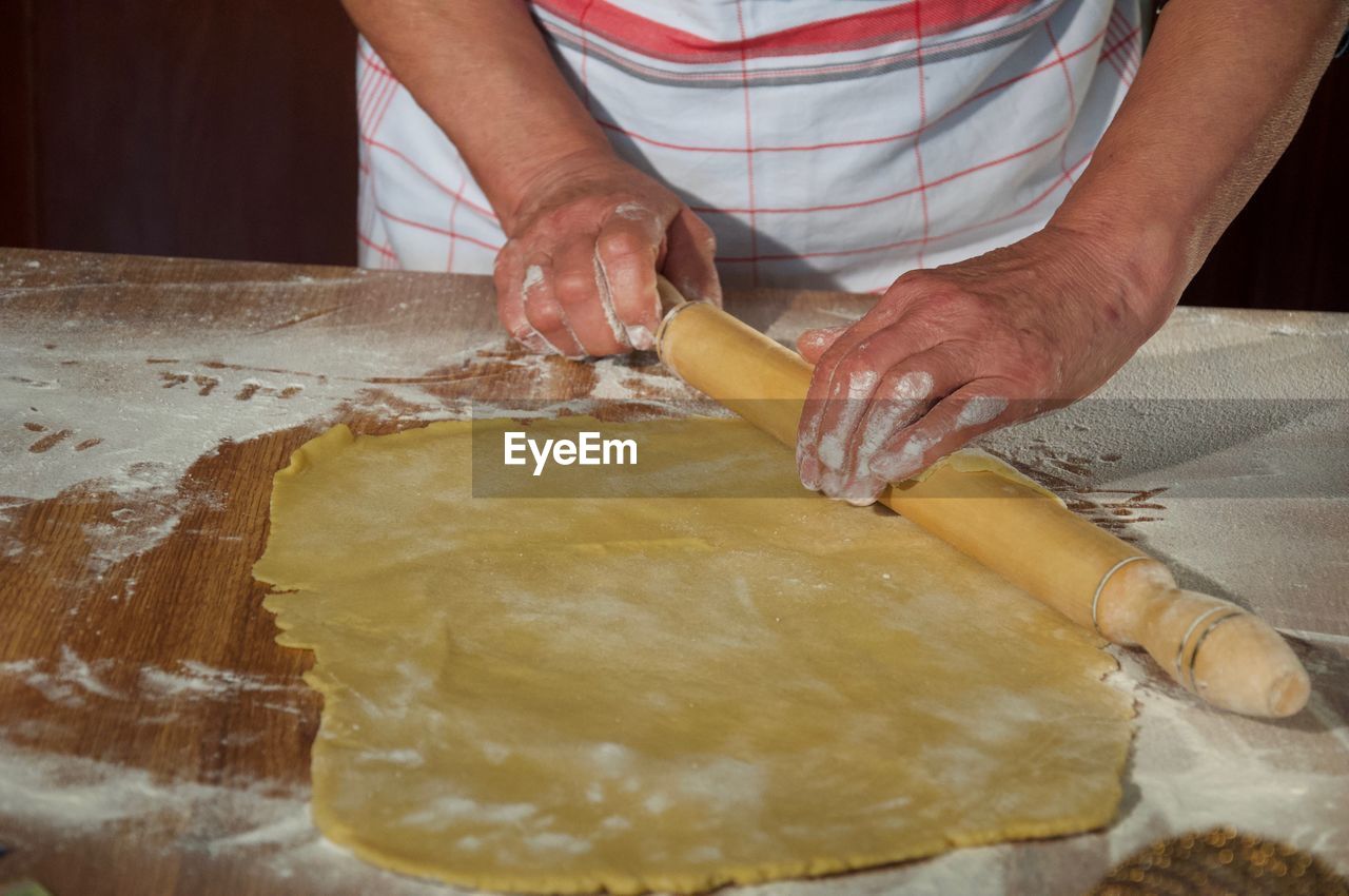 Midsection of male chef preparing food on table