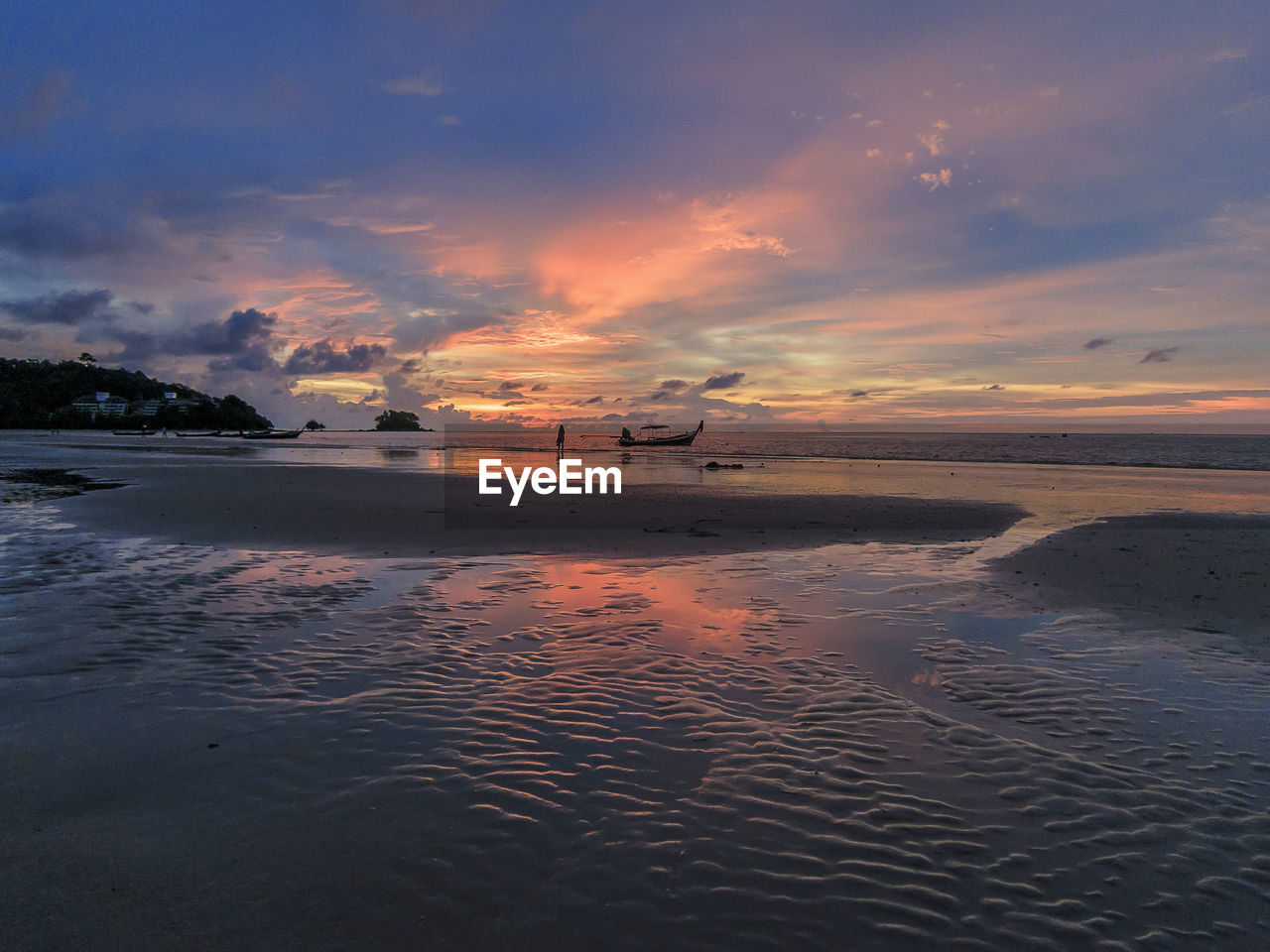 SCENIC VIEW OF SEA AGAINST SKY AT SUNSET