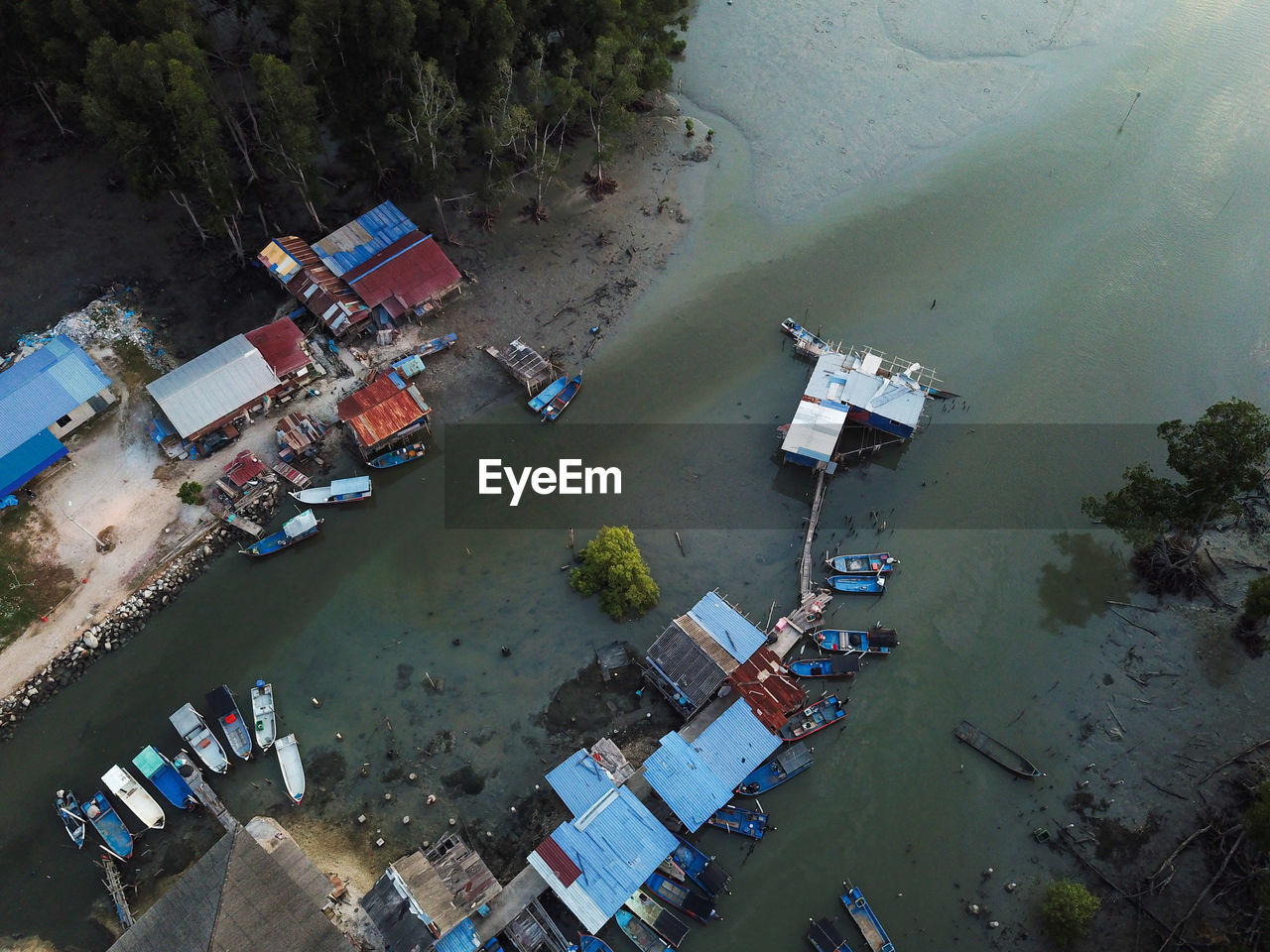 HIGH ANGLE VIEW OF BOATS IN WATER