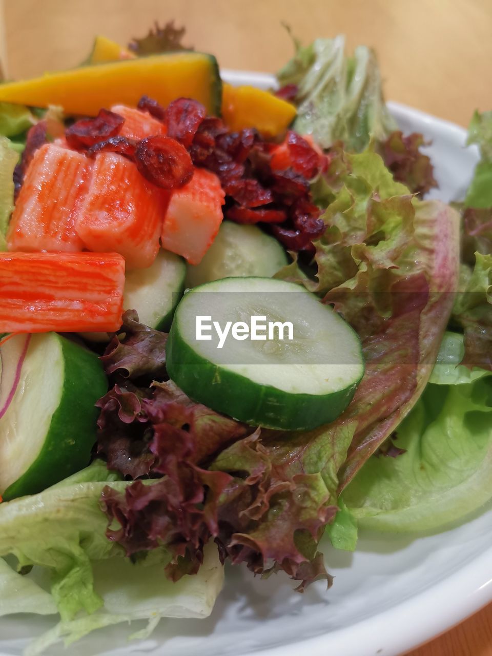 CLOSE-UP OF FRESH SALAD IN PLATE