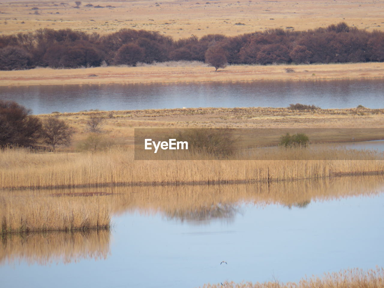 IDYLLIC VIEW OF LAKE AGAINST SKY