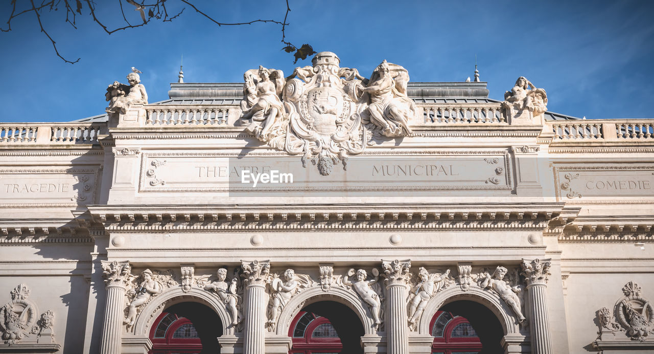 LOW ANGLE VIEW OF STATUE AGAINST SKY