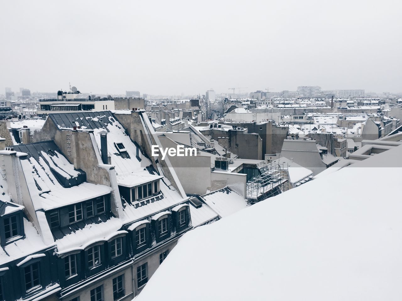 HIGH ANGLE VIEW OF BUILDINGS AGAINST CLEAR SKY IN CITY