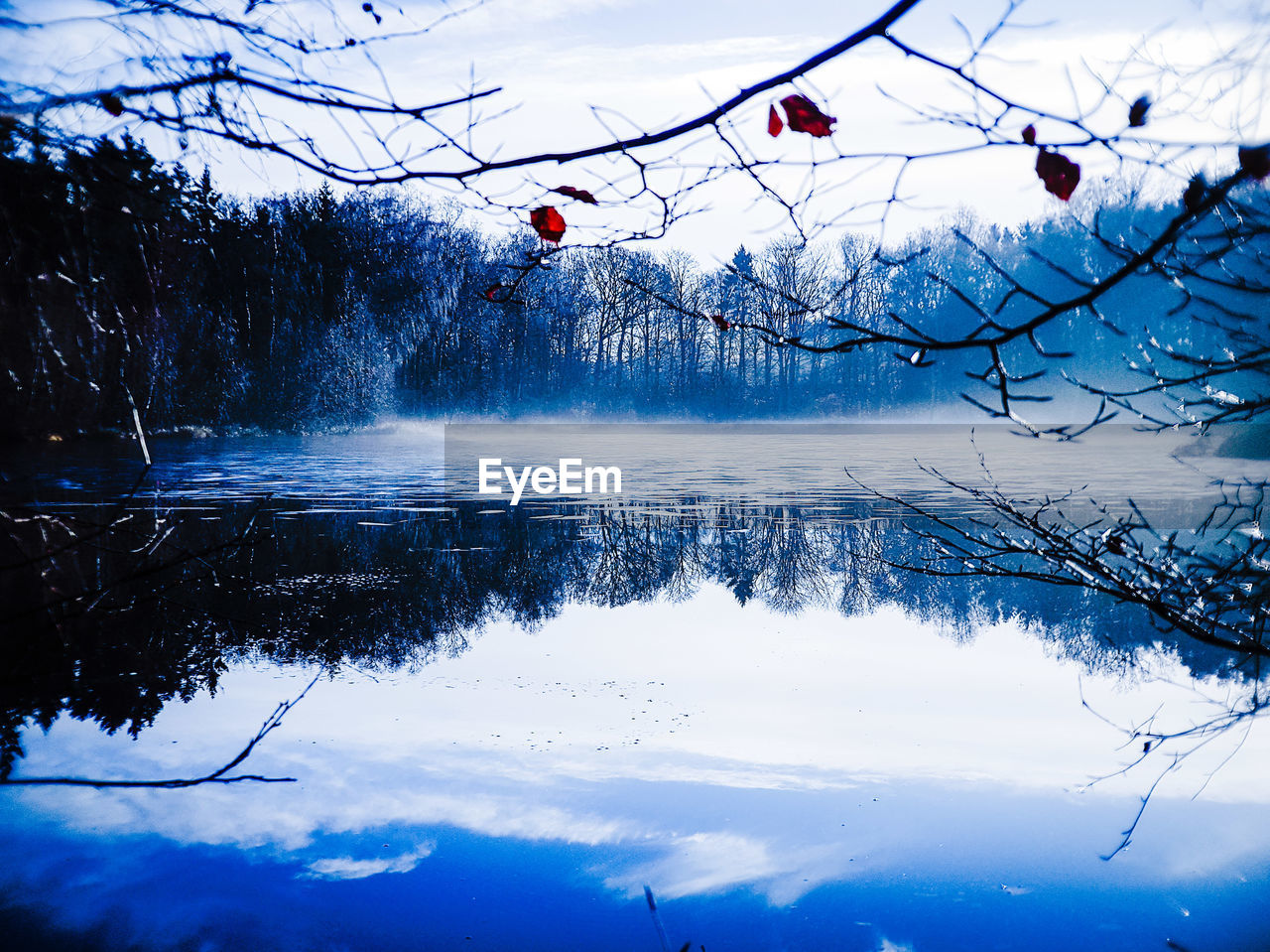 SCENIC VIEW OF FROZEN LAKE AGAINST SKY