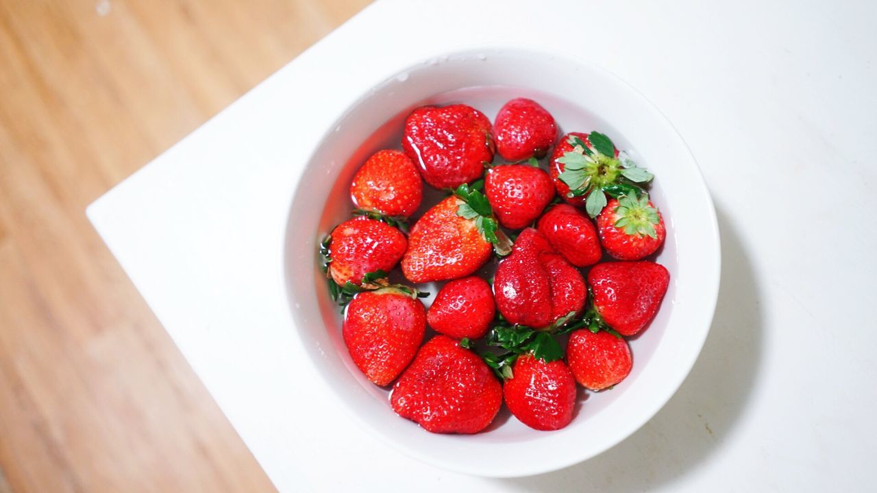 HIGH ANGLE VIEW OF STRAWBERRIES IN PLATE