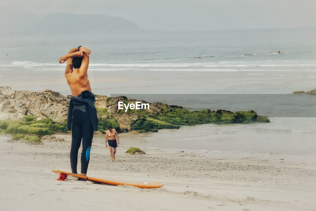 FULL LENGTH OF WOMAN PHOTOGRAPHING SEA