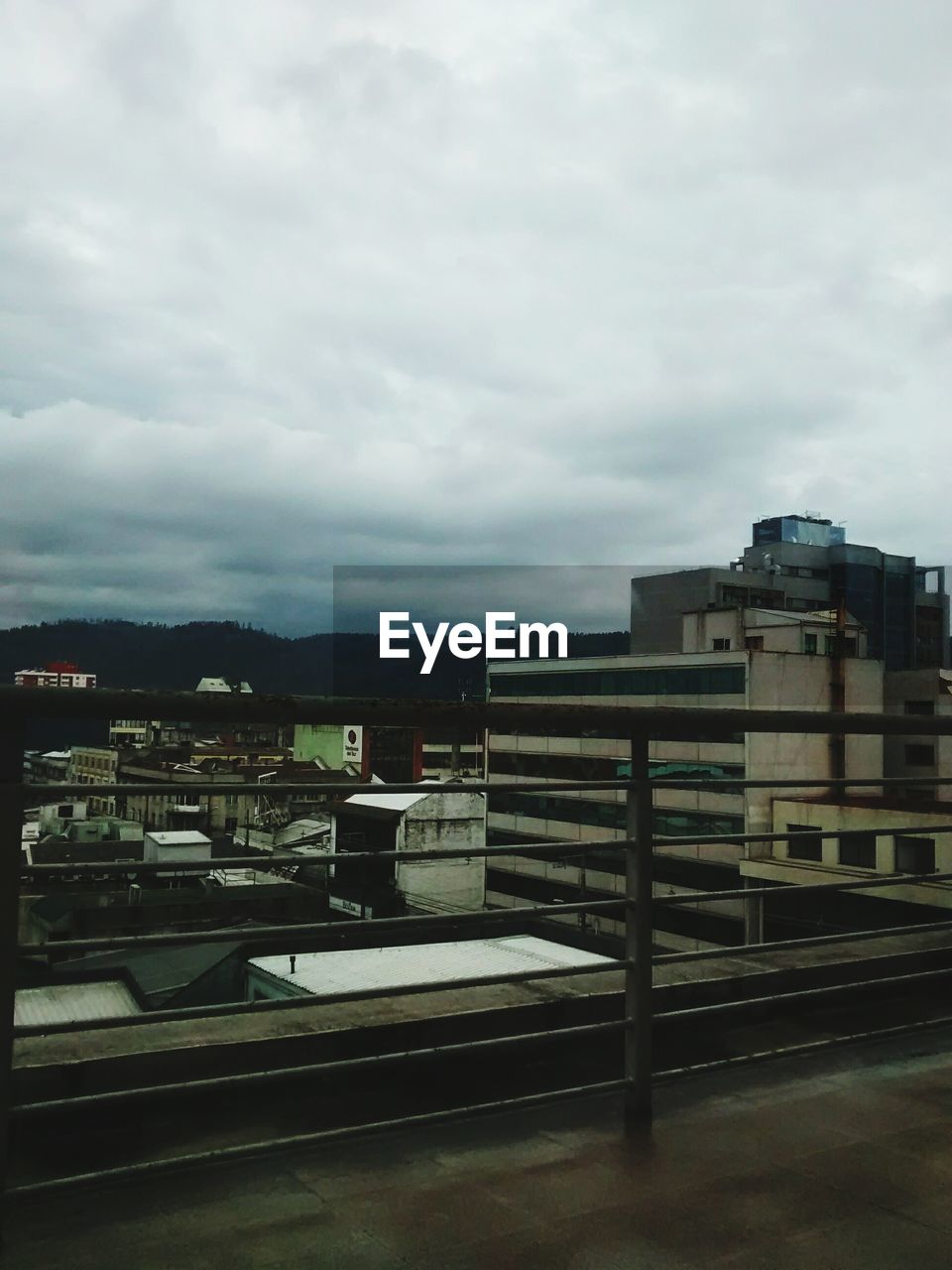 VIEW OF BUILDINGS AGAINST CLOUDY SKY