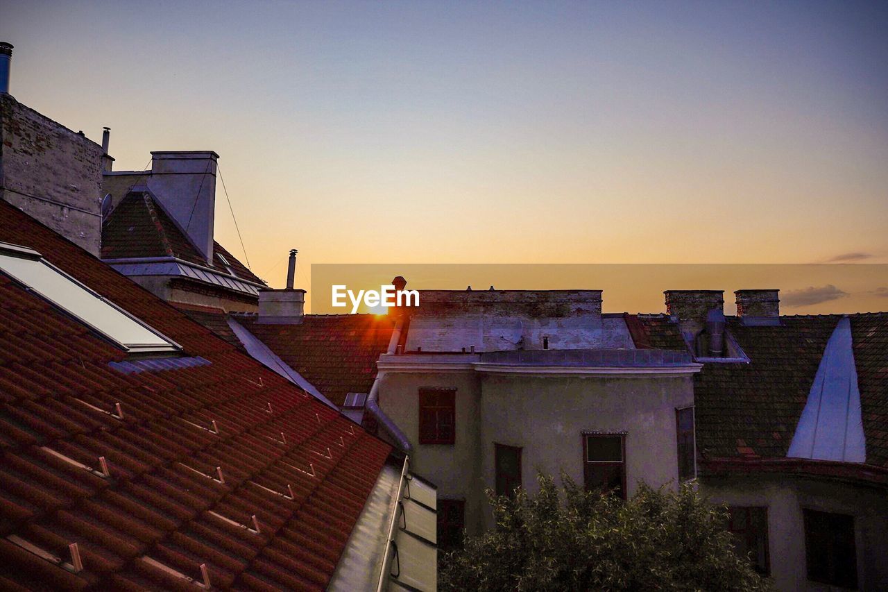 LOW ANGLE VIEW OF BUILDINGS AGAINST SKY