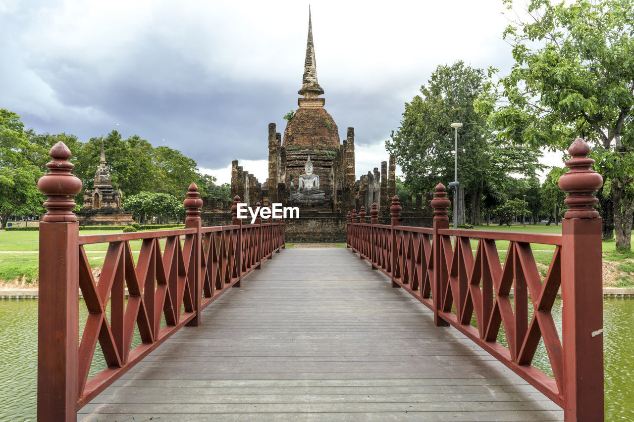 VIEW OF FOOTBRIDGE IN BUILDING