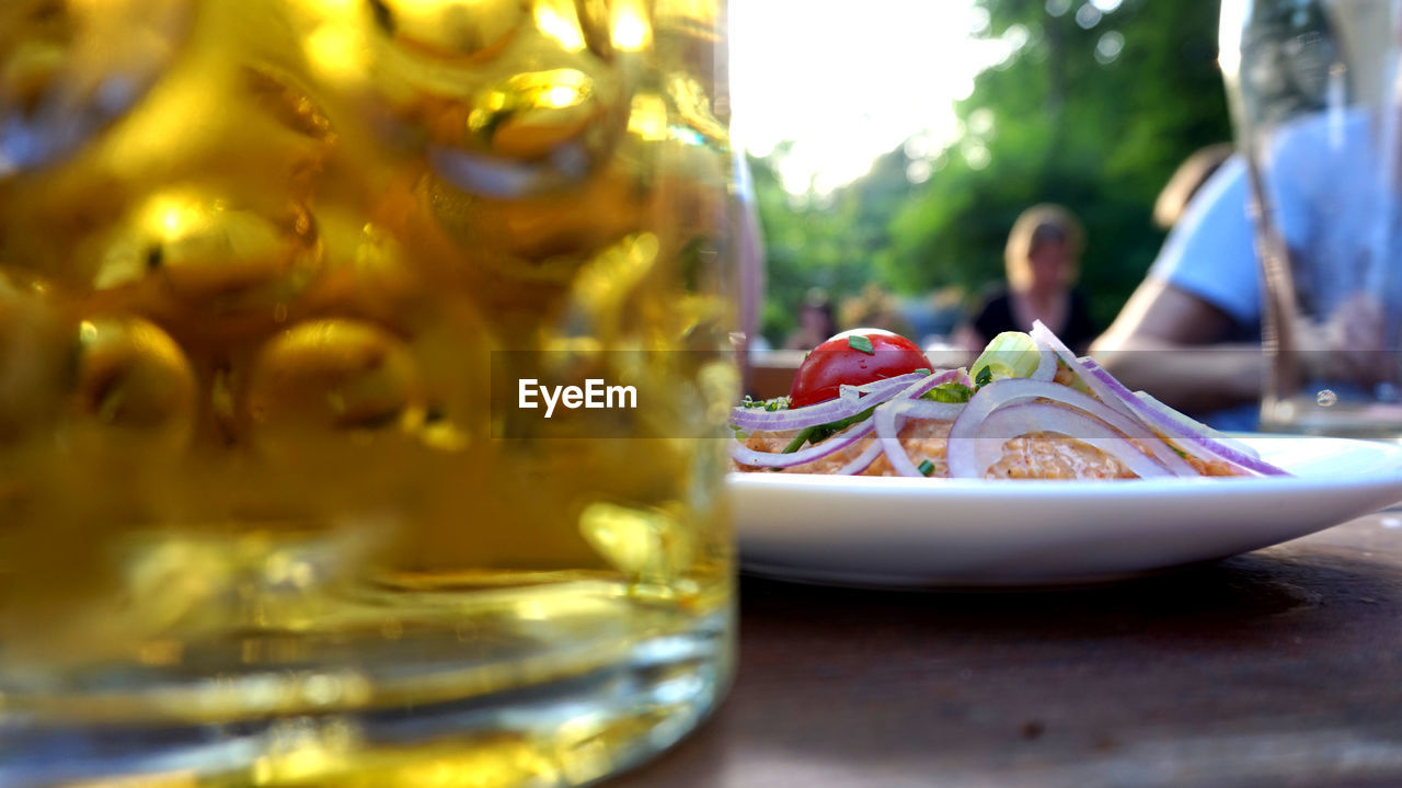 CLOSE-UP OF DRINK SERVED ON TABLE