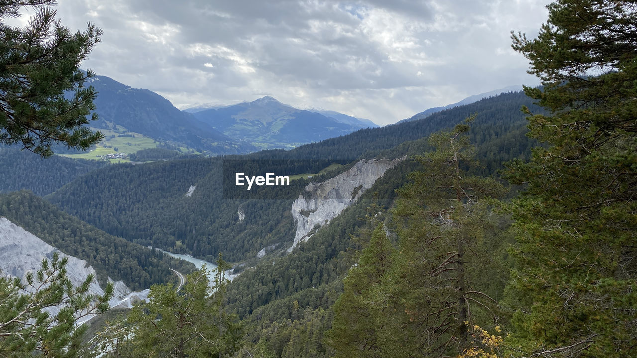 SCENIC VIEW OF MOUNTAIN VALLEY AGAINST SKY