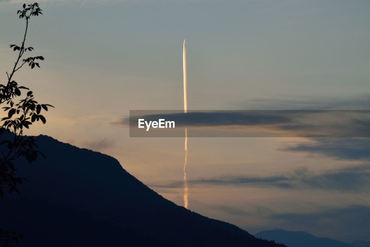 LOW ANGLE VIEW OF SILHOUETTE MOUNTAINS AGAINST SKY DURING SUNSET