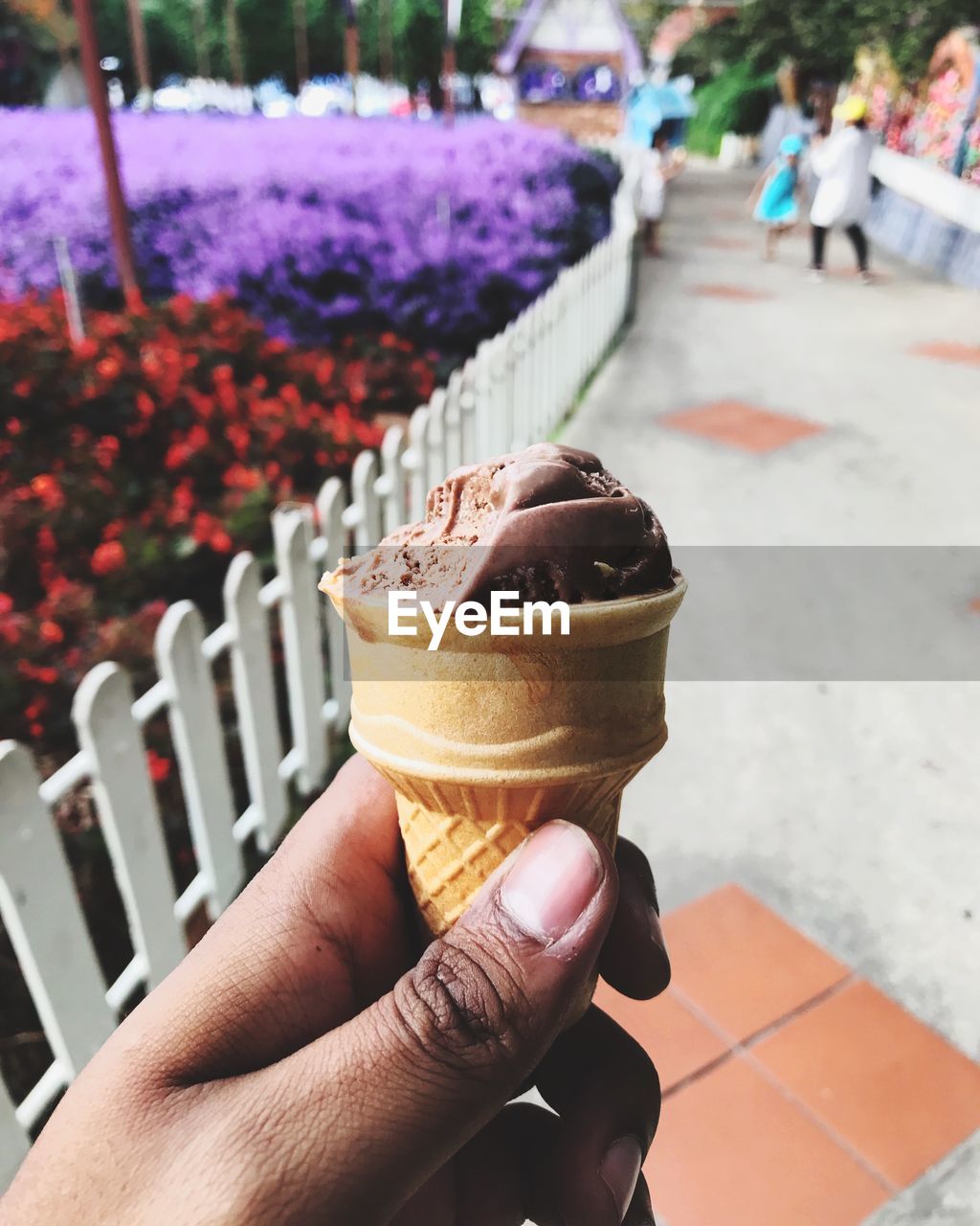 HAND HOLDING ICE CREAM CONE