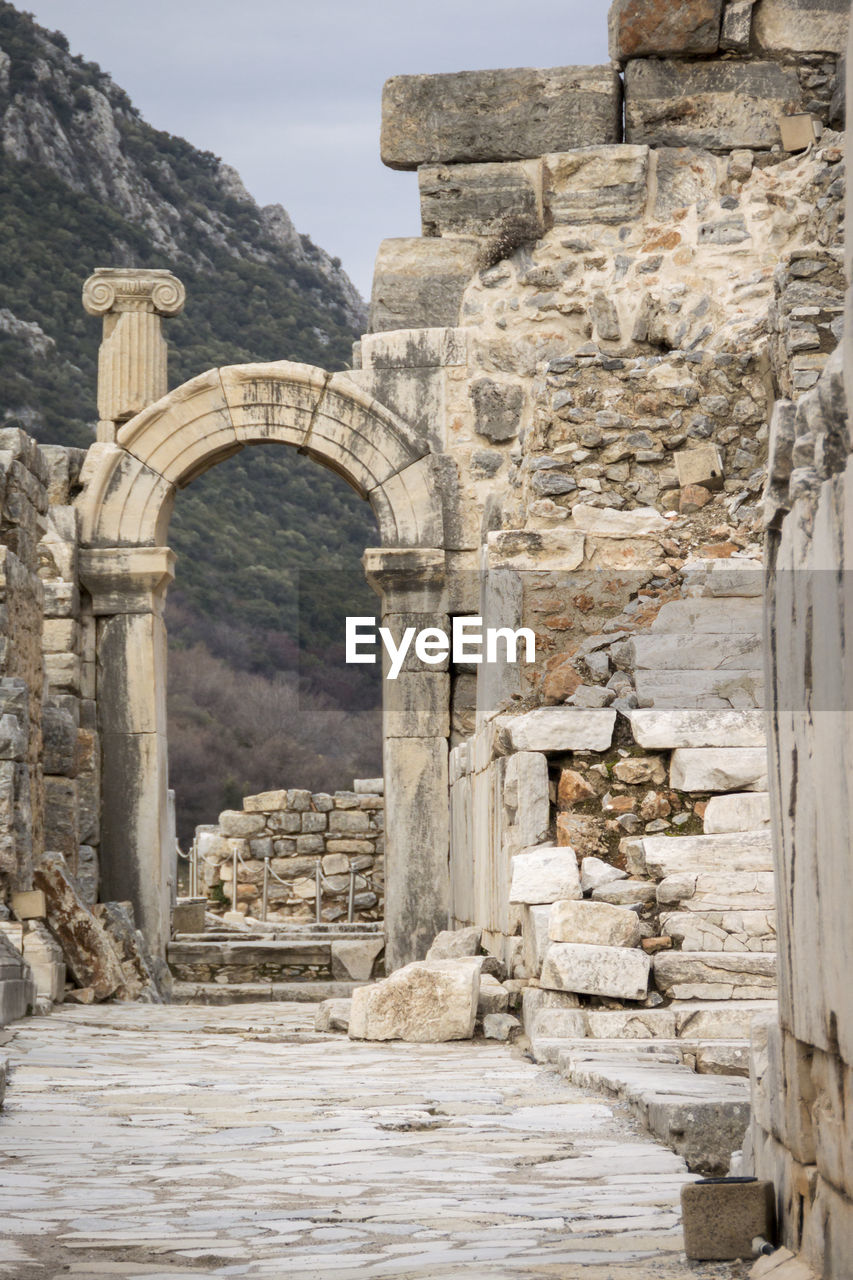 Ancient marble arch in the ancient city of ephesus, selcuk, turkey