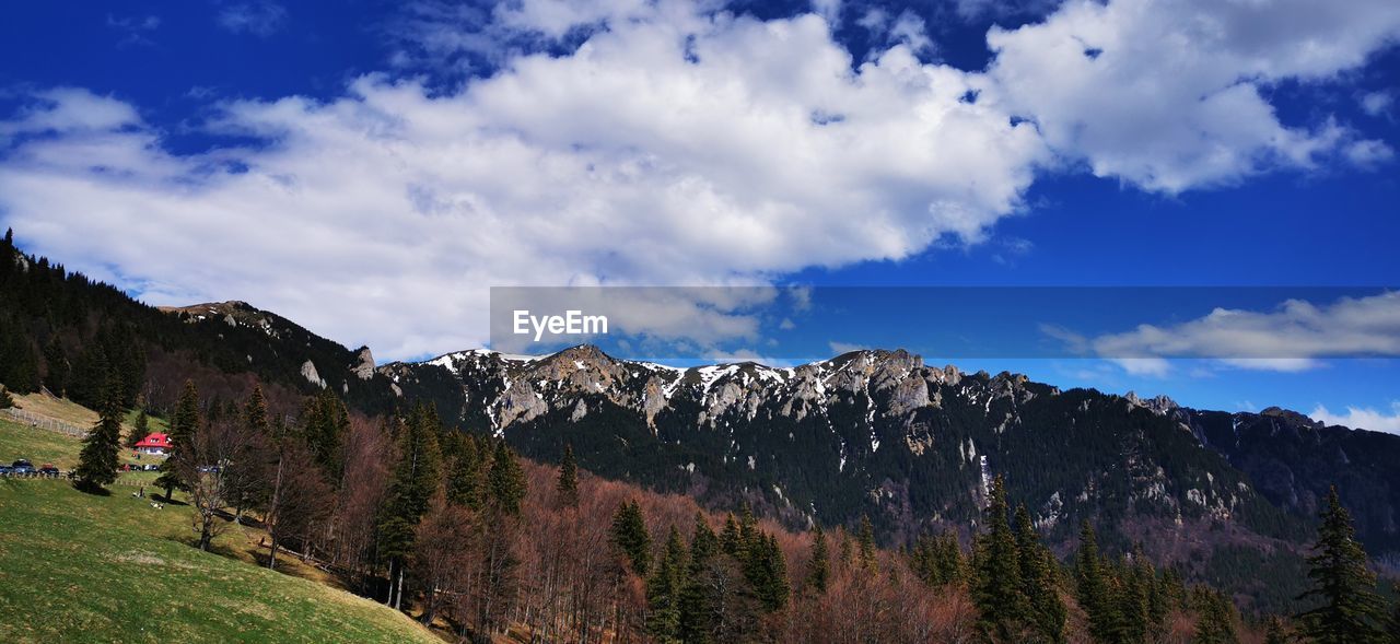 LOW ANGLE VIEW OF PANORAMIC SHOT OF LAND AND MOUNTAINS AGAINST SKY