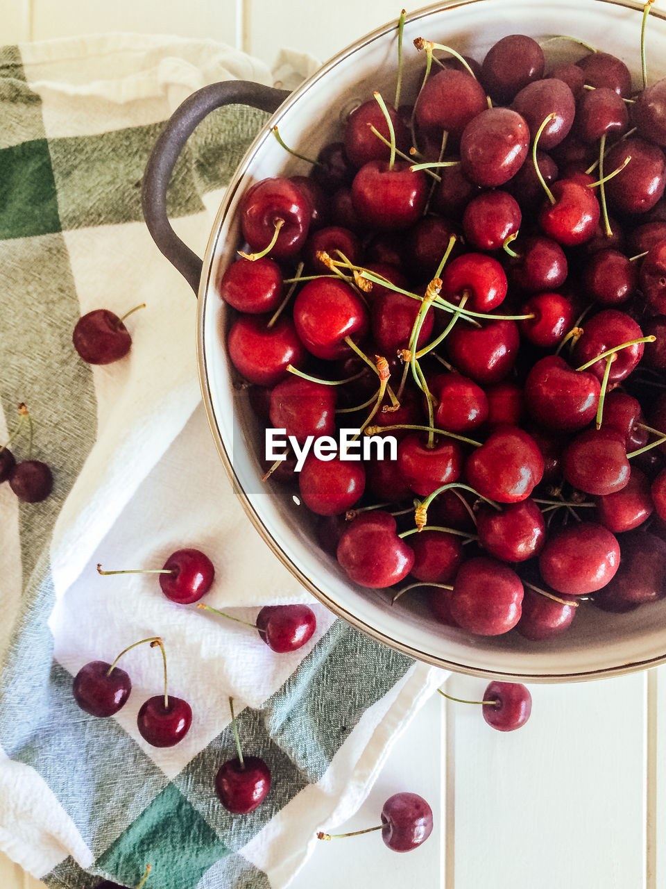 DIRECTLY ABOVE SHOT OF CHERRIES IN BOWL