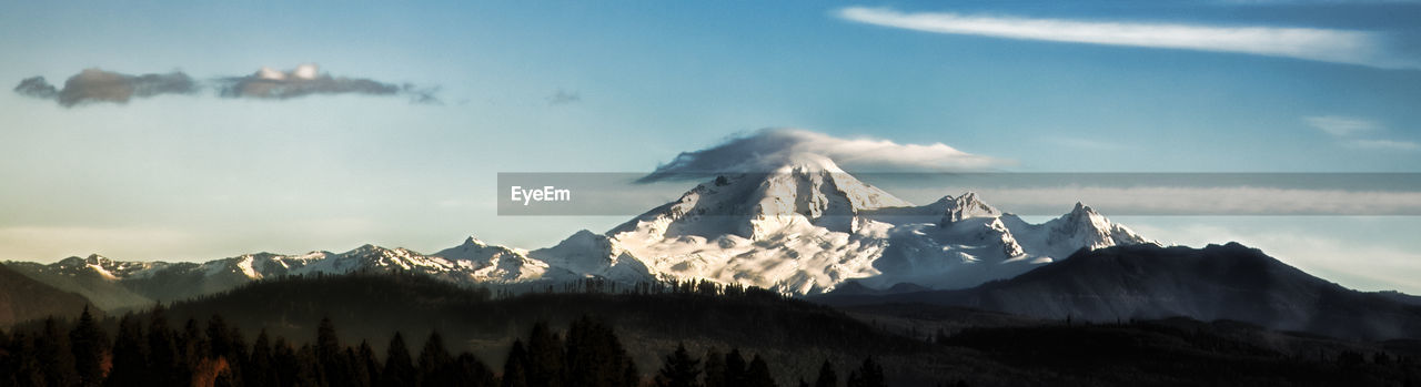 A clear view of an amazing peak from the canadian side of the border.