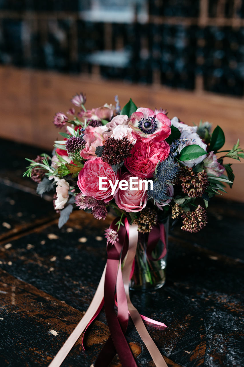 CLOSE-UP OF PINK ROSES AGAINST BOUQUET