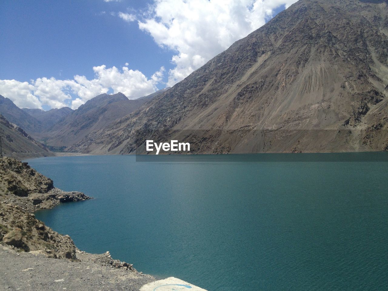 SCENIC VIEW OF LAKE BY MOUNTAIN AGAINST SKY