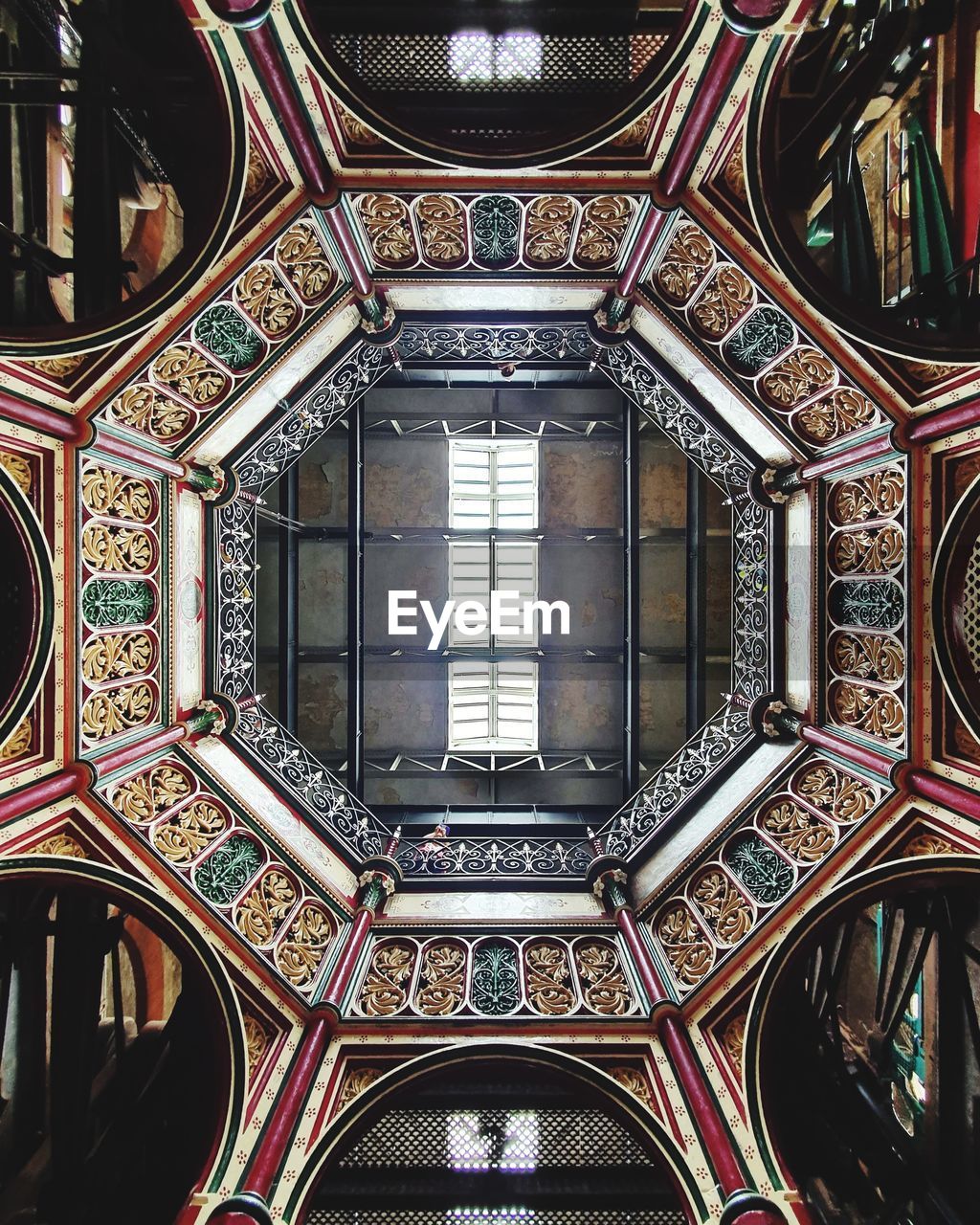 LOW ANGLE VIEW OF ORNATE CEILING IN BUILDING