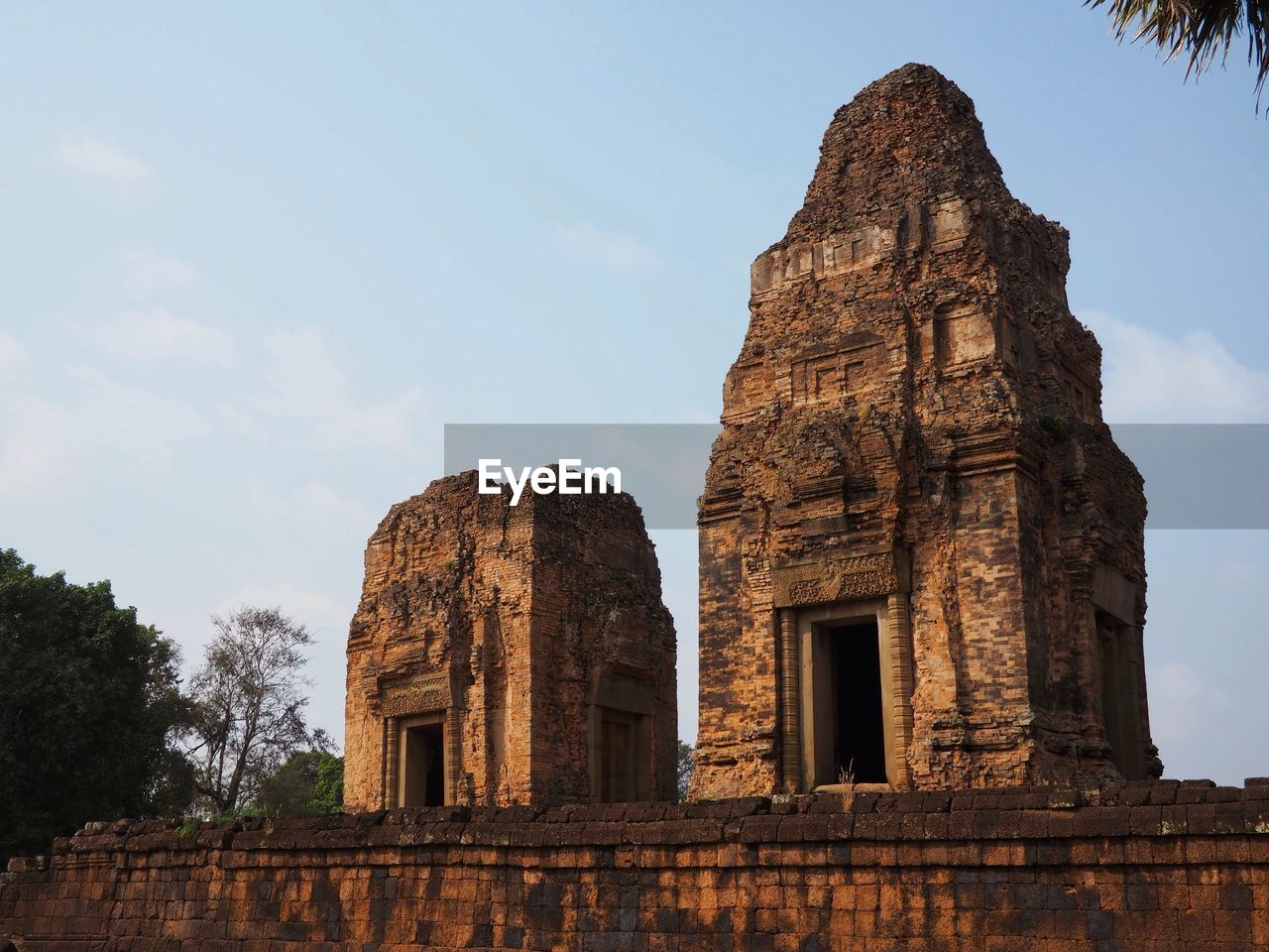 LOW ANGLE VIEW OF OLD RUINS OF BUILDING AGAINST SKY