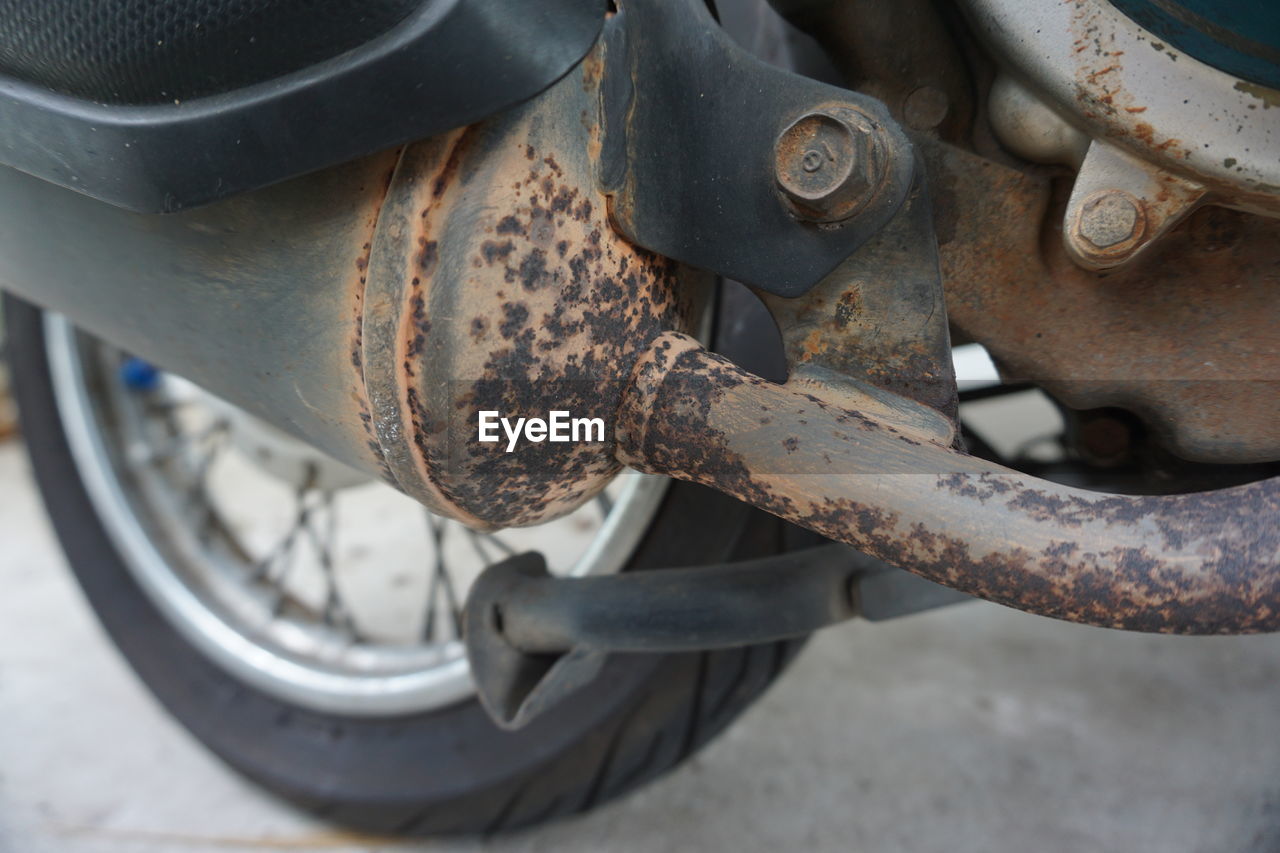 CLOSE-UP OF OLD RUSTY WHEEL