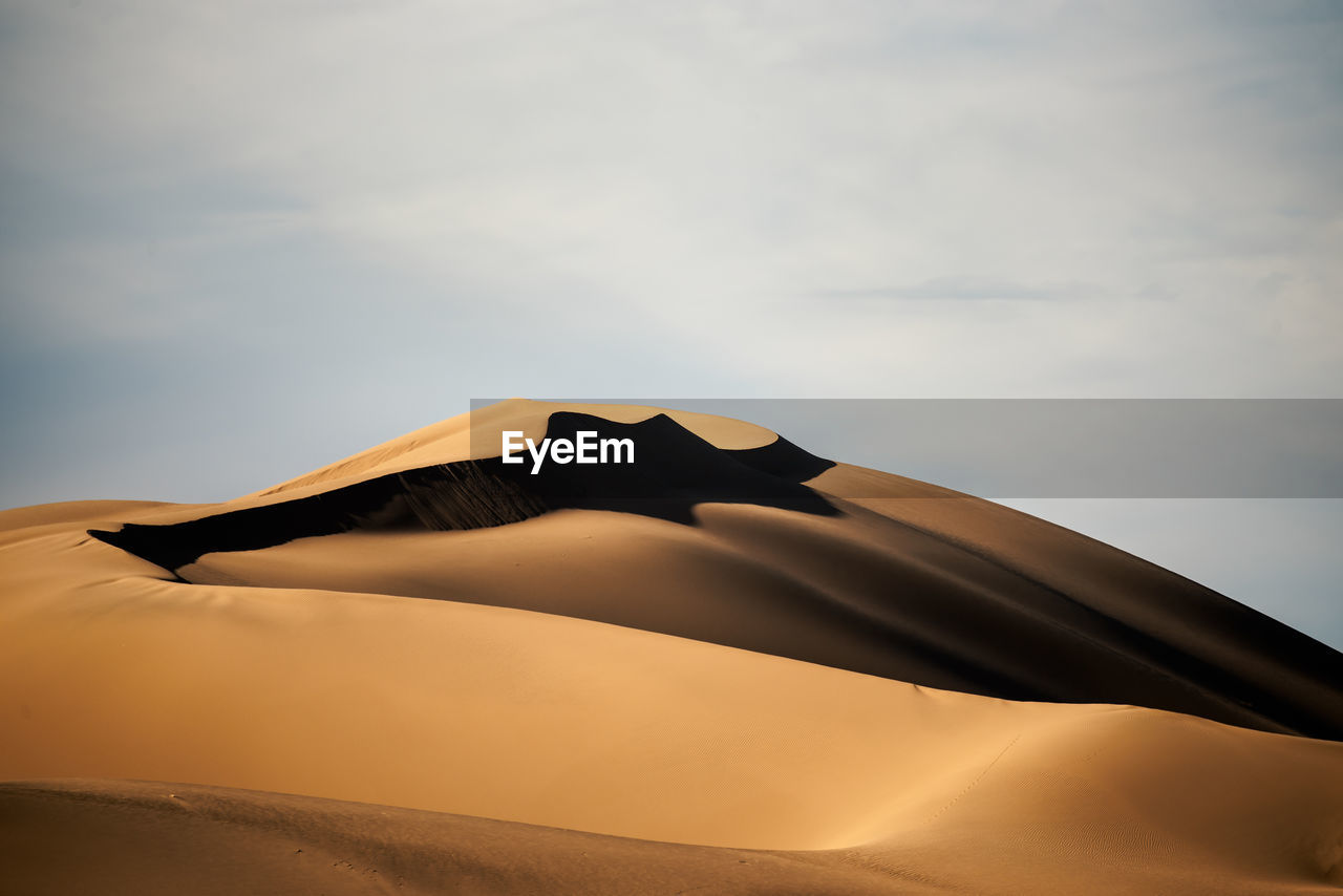 The shape of sand dunes in lut desert