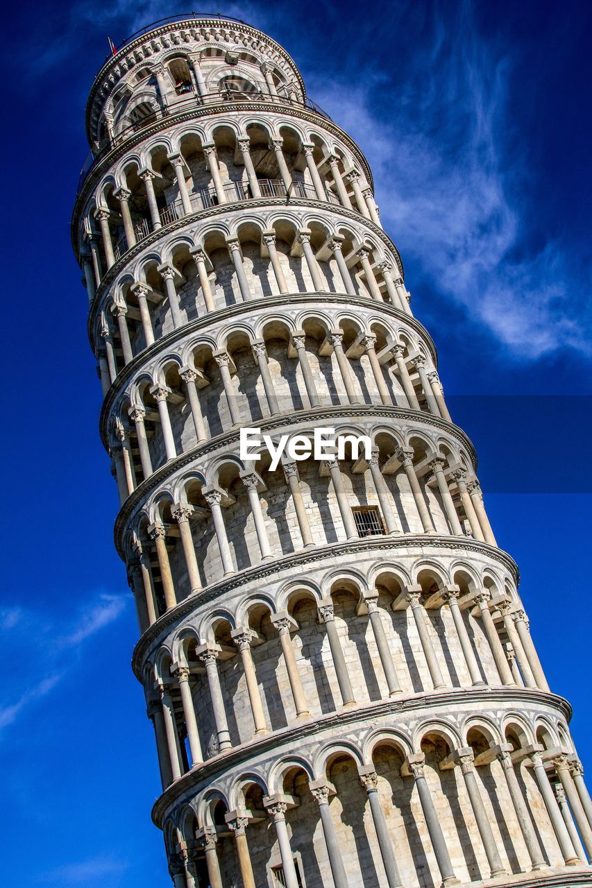 Leaning tower of pisa against sky