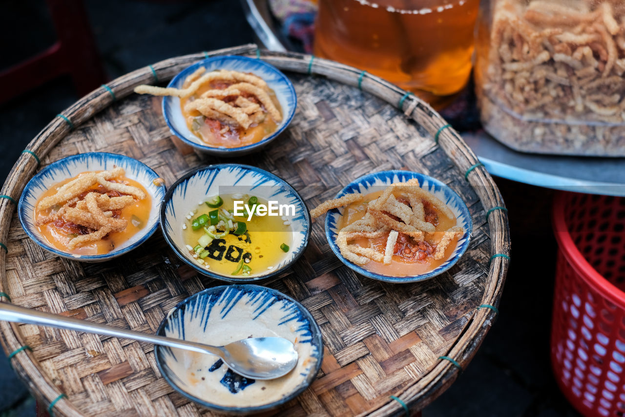 HIGH ANGLE VIEW OF FOOD IN BOWL ON TABLE