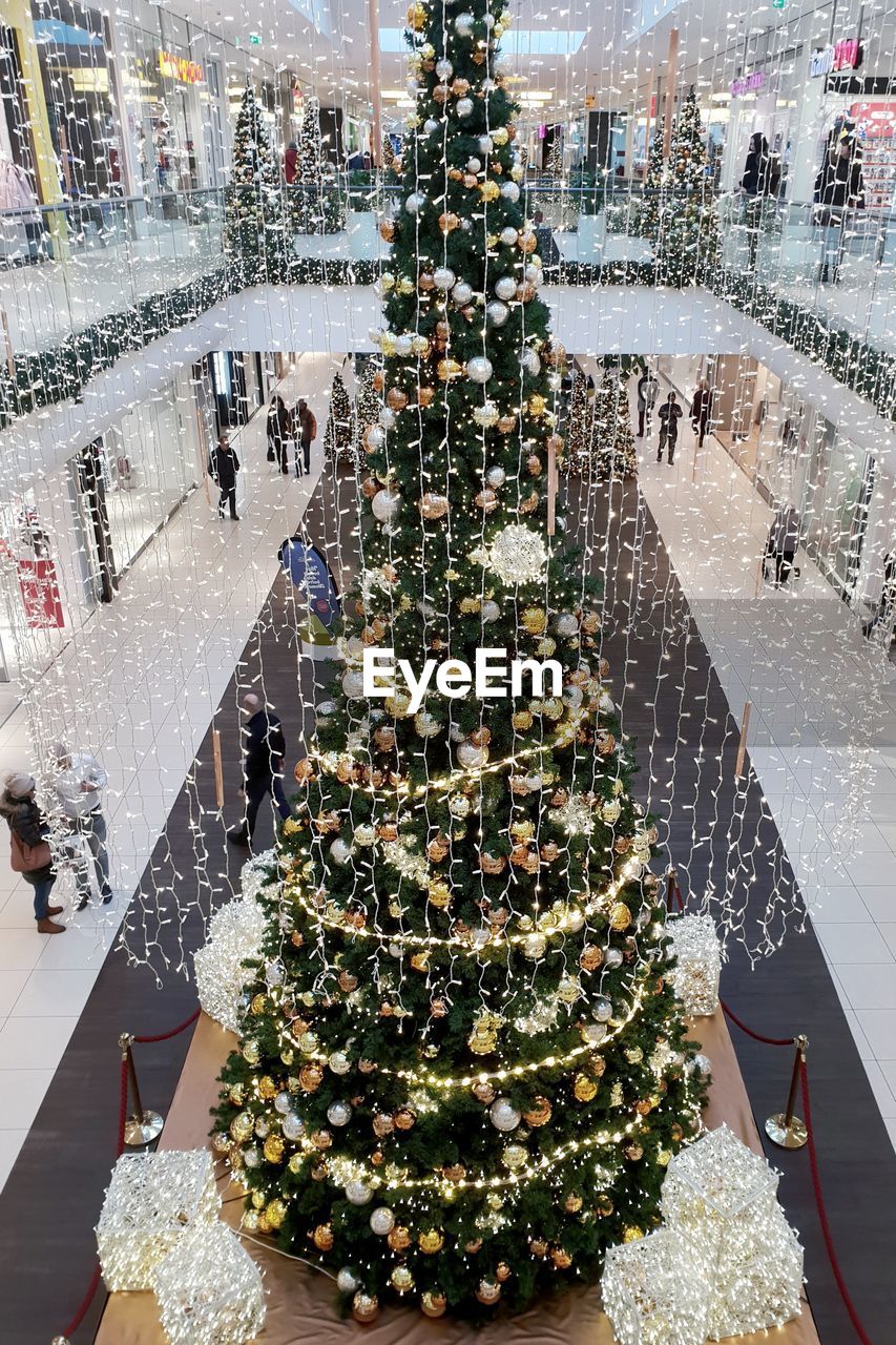 HIGH ANGLE VIEW OF CHRISTMAS TREE IN CITY AT WINTER