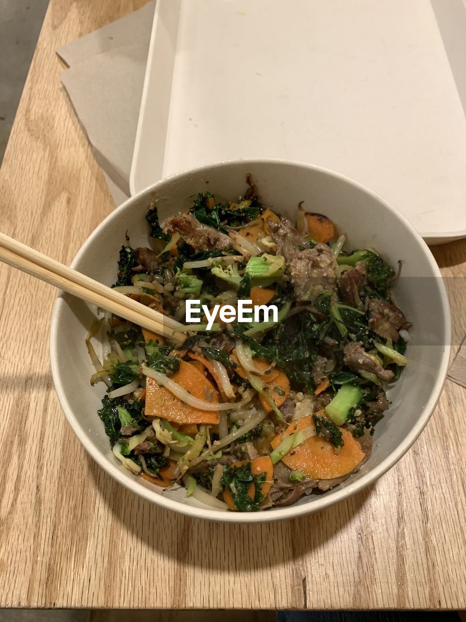 HIGH ANGLE VIEW OF FOOD IN BOWL