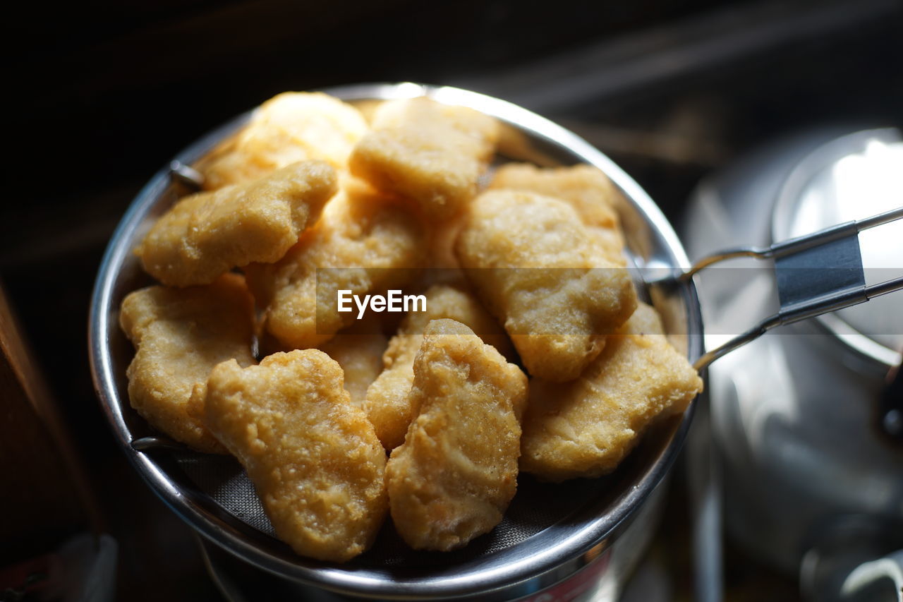 HIGH ANGLE VIEW OF FOOD IN CONTAINER