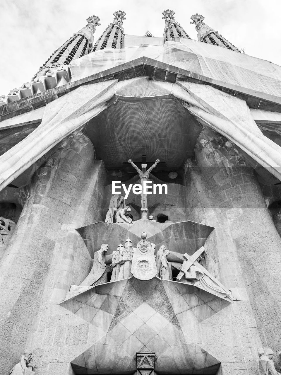 LOW ANGLE VIEW OF STATUES ON BUILDING AGAINST SKY