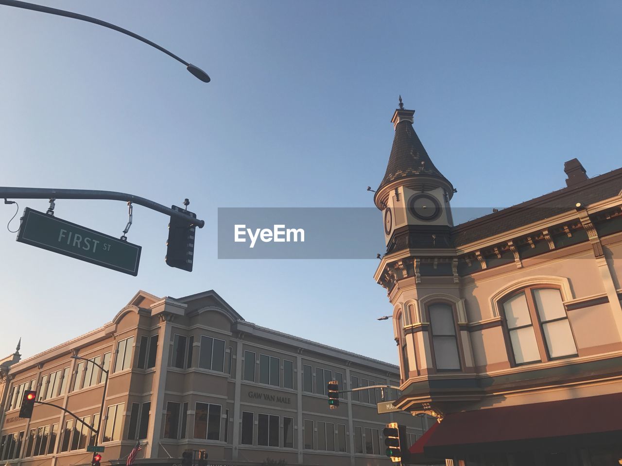 LOW ANGLE VIEW OF BUILDINGS AGAINST SKY