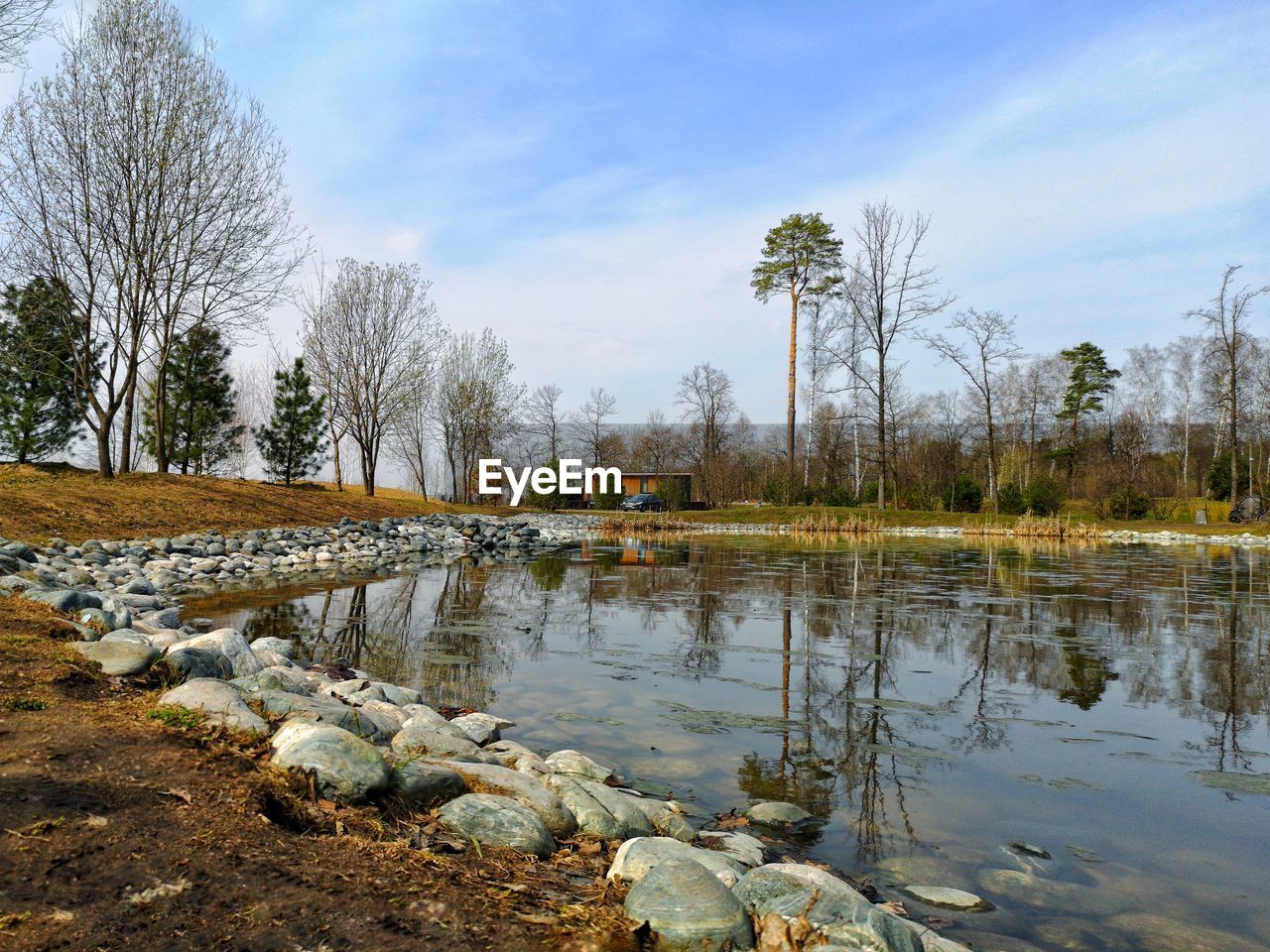 PANORAMIC VIEW OF LAKE AGAINST SKY