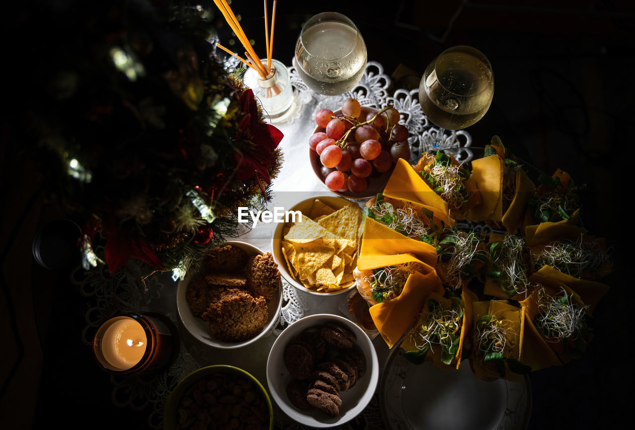 HIGH ANGLE VIEW OF FRUITS AND TABLE