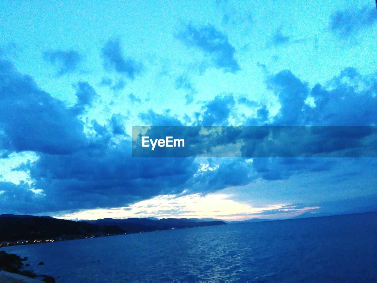 SCENIC VIEW OF SEASCAPE AGAINST CLOUDY SKY