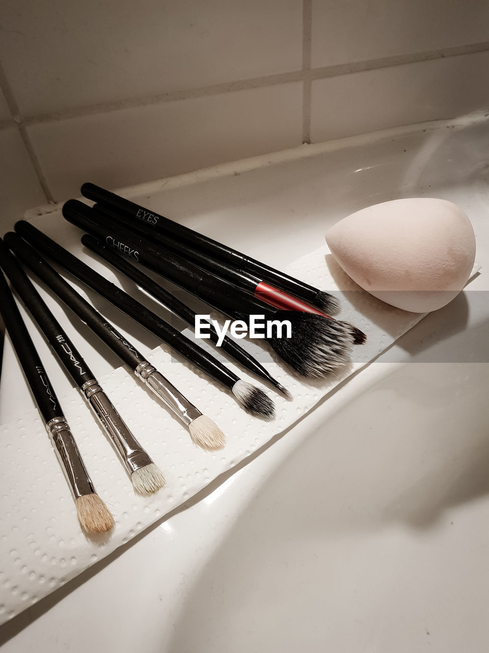 HIGH ANGLE VIEW OF PAINTBRUSHES ON TABLE IN CONTAINER