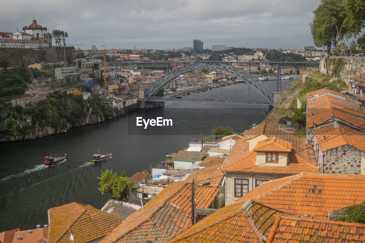 HIGH ANGLE VIEW OF RIVER BY BUILDINGS IN CITY