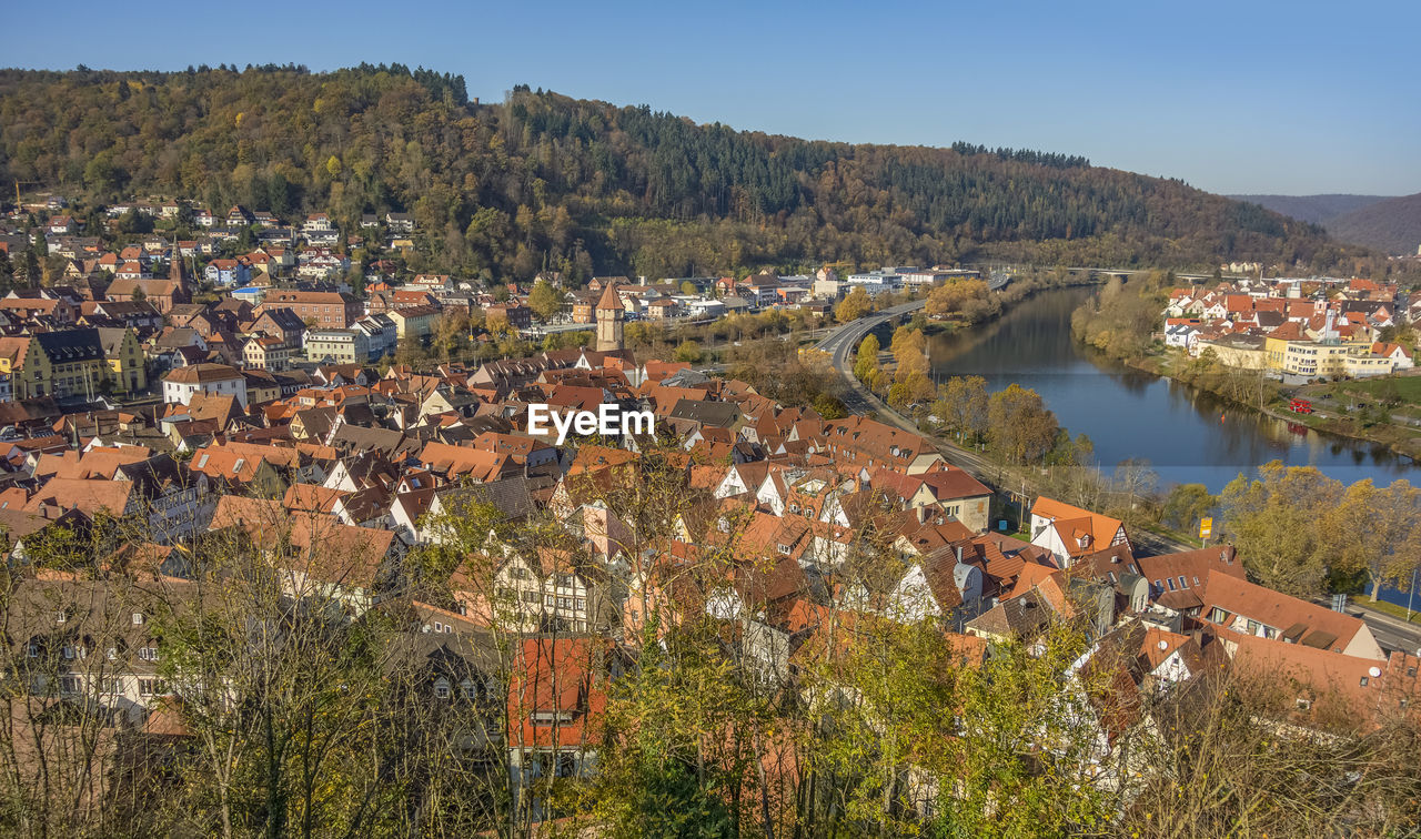 HIGH ANGLE VIEW OF TOWNSCAPE AGAINST BUILDINGS