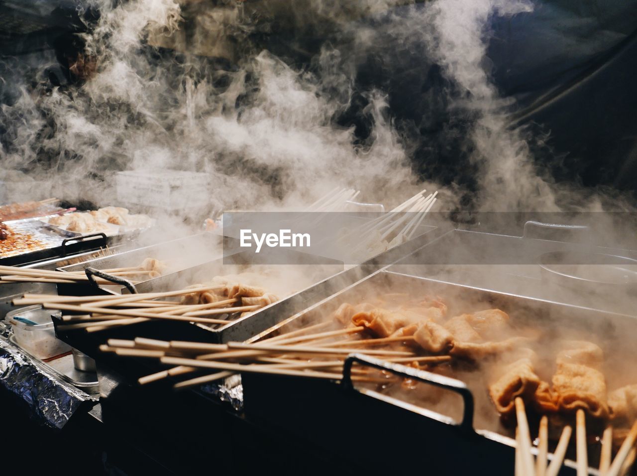 CLOSE-UP OF BARBECUE GRILL